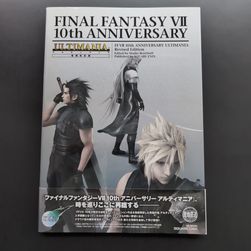 Couverture avant de l'édition révisée avec des modèles 3D de Zack, Cloud et Sephiroth.