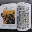 Deux pages ouvertes à l'intérieur du livre, montrant les personnages de Before Crisis.