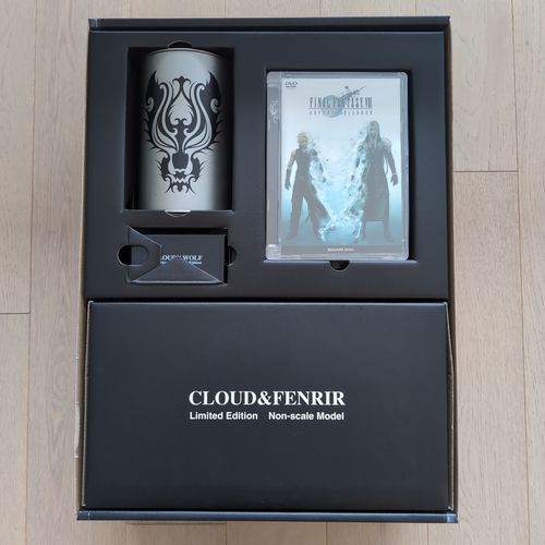 Une tasse, le DVD, une figurine Cloud et un bijou