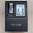 Une tasse, le DVD, une figurine Cloud et un bijou