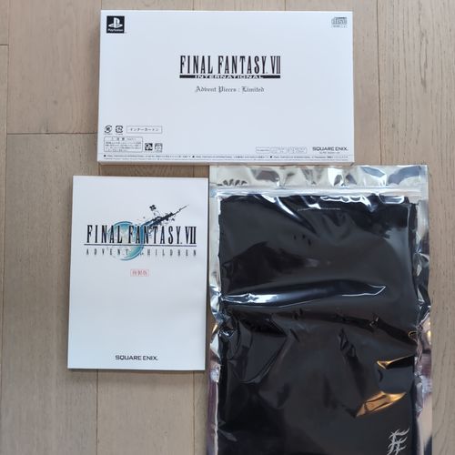 Script du film, boîte FF7 International et un t-shirt