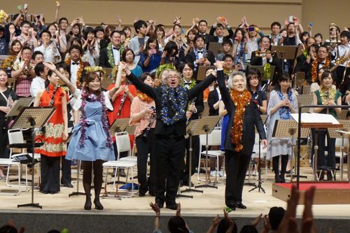Nobuo Uematsu et Hiroyasu Matsumoto saluant le public