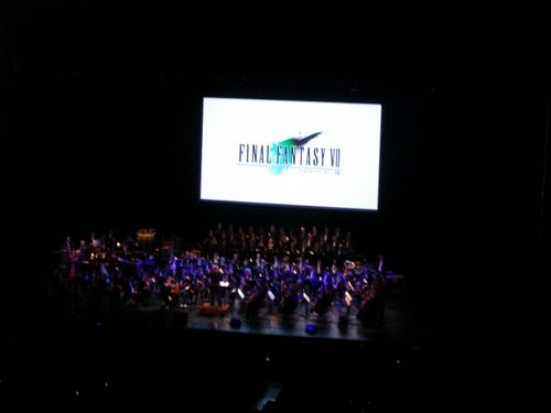 Logo Final Fantasy VII affiché pendant le concert
