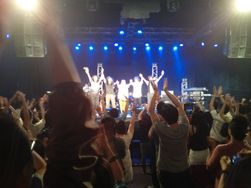 Membres du groupe Earthbound Papas saluant le public