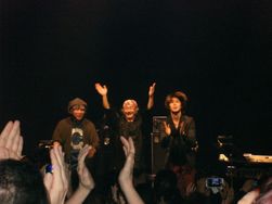 Nobuo Uematsu, Yoshitaka Hirota et Tsutomu Narita saluant le public