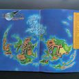 Deux pages ouvertes à l'intérieur du livre, montrant la carte du monde de Final Fantasy VII.