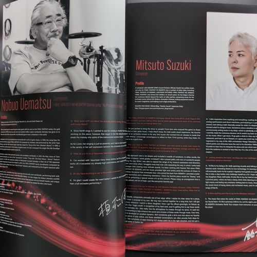 Deux pages ouvertes à l’intérieur du livret montrant une interview de Nobuo Uematsu.