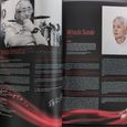 Deux pages ouvertes à l’intérieur du livret montrant une interview de Nobuo Uematsu.