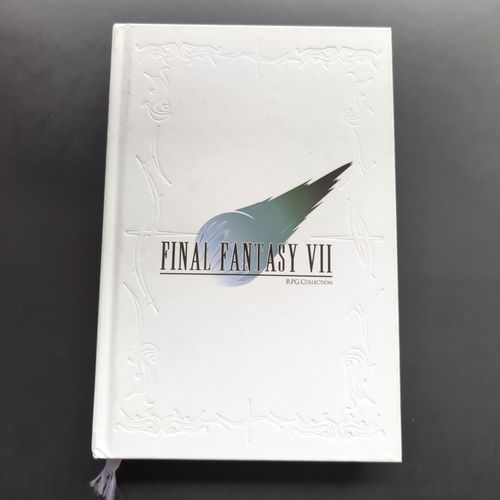 Couverture avant du livre avec le logo de Final Fantasy VII.